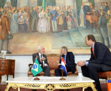  O vice-governador Darci Piana recebeu nesta quinta-feira (2), no Palácio Iguaçu, o embaixador da Holanda no Brasil, Cornelis Van Rij, e apresentou os potenciais do Estado nas áreas da agricultura, indústria, infraestrutura e inovação.Foto:Jaelson Lucas / ANPr