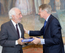O vice-governador Darci Piana recebeu nesta quinta-feira (2), no Palácio Iguaçu, o embaixador da Holanda no Brasil, Cornelis Van Rij, e apresentou os potenciais do Estado nas áreas da agricultura, indústria, infraestrutura e inovação. Foto:Jaelson Lucas / ANPr
