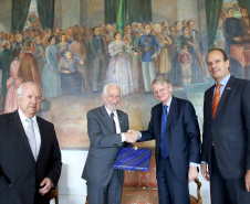  O vice-governador Darci Piana recebeu nesta quinta-feira (2), no Palácio Iguaçu, o embaixador da Holanda no Brasil, Cornelis Van Rij, e apresentou os potenciais do Estado nas áreas da agricultura, indústria, infraestrutura e inovação.Foto:Jaelson Lucas / ANPr