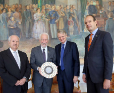 O vice-governador Darci Piana recebeu nesta quinta-feira (2), no Palácio Iguaçu, o embaixador da Holanda no Brasil, Cornelis Van Rij, e apresentou os potenciais do Estado nas áreas da agricultura, indústria, infraestrutura e inovação. Foto:Jaelson Lucas / ANPr