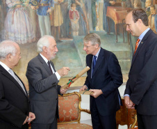  O vice-governador Darci Piana recebeu nesta quinta-feira (2), no Palácio Iguaçu, o embaixador da Holanda no Brasil, Cornelis Van Rij, e apresentou os potenciais do Estado nas áreas da agricultura, indústria, infraestrutura e inovação.Foto:Jaelson Lucas / ANPr