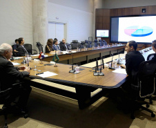   O embaixador também reuniu-se com representantes das secretarias e órgãos estaduais, que mostraram as potencialidades do Paraná, especial nas produções agropecuária e industrial. Foto:Jaelson Lucas / ANPr