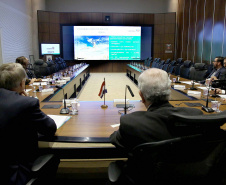  O embaixador também reuniu-se com representantes das secretarias e órgãos estaduais, que mostraram as potencialidades do Paraná, especial nas produções agropecuária e industrial.  Foto:Jaelson Lucas / ANPr