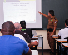 Policiais militares da reserva selecionados no Programa Escola Segura, do Governo do Estado, para atuar na segurança das escolas estaduais, iniciaram nesta quinta-feira (02) os cursos de treinamento e aperfeiçoamento. Eles foram selecionados em todas as fases do processo (previsto em edital), como saúde física e psicológica.Foto:Soldado Amanda Morais