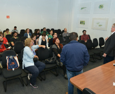 Alunos e professores do curso de pós-graduação em Geografia da Universidade Federal do Paraná (UFPR) visitaram a sede da Cohapar nesta terça-feira (7). Eles conhecerem detalhes dos programas de regularização fundiária coordenados pela companhia, com ênfase no programa Morar Legal Paraná. Foto:Bianca Breus / Cohapar