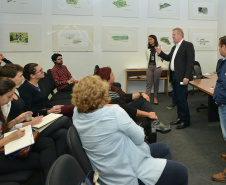Alunos e professores do curso de pós-graduação em Geografia da Universidade Federal do Paraná (UFPR) visitaram a sede da Cohapar nesta terça-feira (7). Eles conhecerem detalhes dos programas de regularização fundiária coordenados pela companhia, com ênfase no programa Morar Legal Paraná.Foto:Bianca Breus / Cohapar