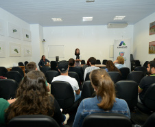 Alunos e professores do curso de pós-graduação em Geografia da Universidade Federal do Paraná (UFPR) visitaram a sede da Cohapar nesta terça-feira (7). Eles conhecerem detalhes dos programas de regularização fundiária coordenados pela companhia, com ênfase no programa Morar Legal Paraná.Foto:Bianca Breus / Cohapar