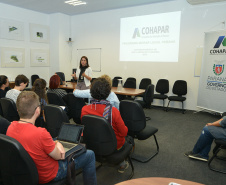 Alunos e professores do curso de pós-graduação em Geografia da Universidade Federal do Paraná (UFPR) visitaram a sede da Cohapar nesta terça-feira (7). Eles conhecerem detalhes dos programas de regularização fundiária coordenados pela companhia, com ênfase no programa Morar Legal Paraná.Foto:Bianca Breus / Cohapar