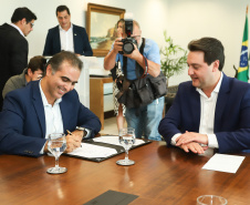 O governador Carlos Massa Ratinho Junior e o CEO da Volkswagen América Latina, Pablo Di Si, anunciam investimentos em ação social. Foto: Rodrigo Felix Leal/ANPr