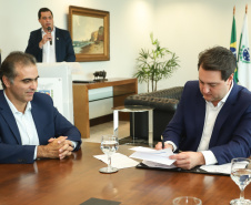 O governador Carlos Massa Ratinho Junior e o CEO da Volkswagen América Latina, Pablo Di Si, anunciam investimentos em ação social. Foto: Rodrigo Felix Leal/ANPr