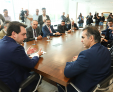 O governador Carlos Massa Ratinho Junior e o CEO da Volkswagen América Latina, Pablo Di Si, anunciam investimentos em ação social. Foto: Rodrigo Felix Leal/ANPr