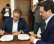 O governador Carlos Massa Ratinho Junior e o CEO da Volkswagen América Latina, Pablo Di Si, anunciam investimentos em ação social. Foto: Rodrigo Felix Leal/ANPr