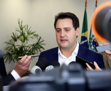Uma nova parceria do Governo do Estado com a Volkswagen foi anunciada nesta quarta-feira (8) para investimento em ação social no Paraná. O anúncio aconteceu em solenidade com o governador Carlos Massa Ratinho Junior e o CEO da Volkswagen América Latina, Pablo Di Si, no Palácio Iguaçu. Curitiba,08/05/2019 Foto:Jaelson Lucas / ANPr
