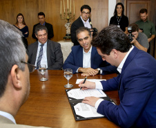 Uma nova parceria do Governo do Estado com a Volkswagen foi anunciada nesta quarta-feira (8) para investimento em ação social no Paraná. O anúncio aconteceu em solenidade com o governador Carlos Massa Ratinho Junior e o CEO da Volkswagen América Latina, Pablo Di Si, no Palácio Iguaçu. Curitiba,08/05/2019 Foto:Jaelson Lucas / ANPr