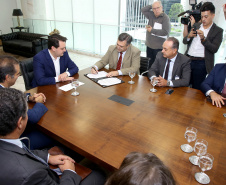 Uma nova parceria do Governo do Estado com a Volkswagen foi anunciada nesta quarta-feira (8) para investimento em ação social no Paraná. O anúncio aconteceu em solenidade com o governador Carlos Massa Ratinho Junior e o CEO da Volkswagen América Latina, Pablo Di Si, no Palácio Iguaçu. Curitiba,08/05/2019 Foto:Jaelson Lucas / ANPr