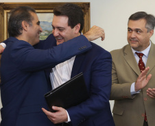 Uma nova parceria do Governo do Estado com a Volkswagen foi anunciada nesta quarta-feira (8) para investimento em ação social no Paraná. O anúncio aconteceu em solenidade com o governador Carlos Massa Ratinho Junior e o CEO da Volkswagen América Latina, Pablo Di Si, no Palácio Iguaçu. Curitiba,08/05/2019 Foto:Jaelson Lucas / ANPr