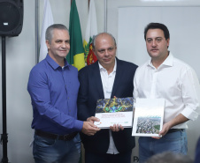 O governador Carlos Massa Ratinho Junior lançou nesta quinta-feira (16) o Parque Tecnológico do Instituto de Tecnologia do Paraná (Tecpar) em Maringá, no Noroeste do Paraná. Durante reunião do secretariado realizada na Expoingá, o governador assinou o edital de chamamento de empresas de base tecnológica para o local. Foto: Rodrigo Felix Leal/ANPr