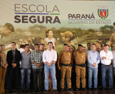 O governador Carlos Massa Ratinho Junior lançou nesta sexta-feira (17) o programa Escola Segura em Londrina, no Norte do Paraná. O colégio estadual Olympia Morais Tormenta, onde aconteceu a solenidade, e outras 17 escolas estaduais do município contam agora com policiais militares que atuarão diariamente para reforçar a segurança no período de aulas. Foto: José Fernando Ogura/ANPr