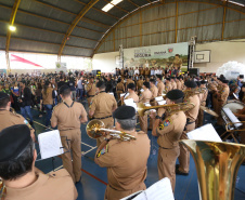 O governador Carlos Massa Ratinho Junior lançou nesta sexta-feira (17) o programa Escola Segura em Londrina, no Norte do Paraná. O colégio estadual Olympia Morais Tormenta, onde aconteceu a solenidade, e outras 17 escolas estaduais do município contam agora com policiais militares que atuarão diariamente para reforçar a segurança no período de aulas. Foto: José Fernando Ogura/ANPr