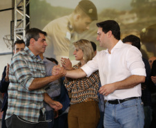 O governador Carlos Massa Ratinho Junior lançou nesta sexta-feira (17) o programa Escola Segura em Londrina, no Norte do Paraná. O colégio estadual Olympia Morais Tormenta, onde aconteceu a solenidade, e outras 17 escolas estaduais do município contam agora com policiais militares que atuarão diariamente para reforçar a segurança no período de aulas. Foto: José Fernando Ogura/ANPr