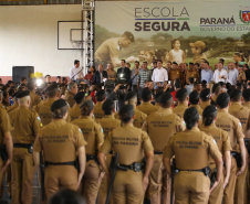 O governador Carlos Massa Ratinho Junior lançou nesta sexta-feira (17) o programa Escola Segura em Londrina, no Norte do Paraná. O colégio estadual Olympia Morais Tormenta, onde aconteceu a solenidade, e outras 17 escolas estaduais do município contam agora com policiais militares que atuarão diariamente para reforçar a segurança no período de aulas. Foto: José Fernando Ogura/ANPr