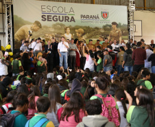 O governador Carlos Massa Ratinho Junior lançou nesta sexta-feira (17) o programa Escola Segura em Londrina, no Norte do Paraná. O colégio estadual Olympia Morais Tormenta, onde aconteceu a solenidade, e outras 17 escolas estaduais do município contam agora com policiais militares que atuarão diariamente para reforçar a segurança no período de aulas. Foto: José Fernando Ogura/ANPr