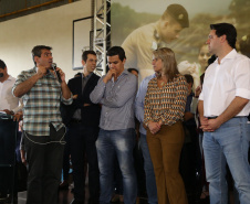 O governador Carlos Massa Ratinho Junior lançou nesta sexta-feira (17) o programa Escola Segura em Londrina, no Norte do Paraná. O colégio estadual Olympia Morais Tormenta, onde aconteceu a solenidade, e outras 17 escolas estaduais do município contam agora com policiais militares que atuarão diariamente para reforçar a segurança no período de aulas. Foto: José Fernando Ogura/ANPr