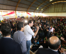 O governador Carlos Massa Ratinho Junior lançou nesta sexta-feira (17) o programa Escola Segura em Londrina, no Norte do Paraná. O colégio estadual Olympia Morais Tormenta, onde aconteceu a solenidade, e outras 17 escolas estaduais do município contam agora com policiais militares que atuarão diariamente para reforçar a segurança no período de aulas. Foto: José Fernando Ogura/ANPr