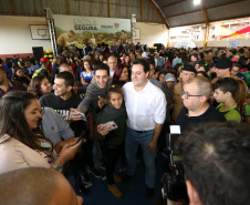 O governador Carlos Massa Ratinho Junior lançou nesta sexta-feira (17) o programa Escola Segura em Londrina, no Norte do Paraná. O colégio estadual Olympia Morais Tormenta, onde aconteceu a solenidade, e outras 17 escolas estaduais do município contam agora com policiais militares que atuarão diariamente para reforçar a segurança no período de aulas. Foto: José Fernando Ogura/ANPr