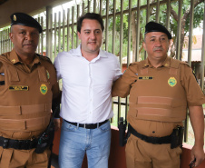 O governador Carlos Massa Ratinho Junior lançou nesta sexta-feira (17) o programa Escola Segura em Londrina, no Norte do Paraná. O colégio estadual Olympia Morais Tormenta, onde aconteceu a solenidade, e outras 17 escolas estaduais do município contam agora com policiais militares que atuarão diariamente para reforçar a segurança no período de aulas. Foto: Rodrigo Felix Leal/ANPr