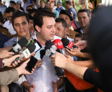 O governador Carlos Massa Ratinho Junior lançou nesta sexta-feira (17) o programa Escola Segura em Londrina, no Norte do Paraná. O colégio estadual Olympia Morais Tormenta, onde aconteceu a solenidade, e outras 17 escolas estaduais do município contam agora com policiais militares que atuarão diariamente para reforçar a segurança no período de aulas. Foto: Rodrigo Felix Leal/ANPr