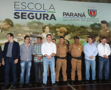 O governador Carlos Massa Ratinho Junior lançou nesta sexta-feira (17) o programa Escola Segura em Londrina, no Norte do Paraná. O colégio estadual Olympia Morais Tormenta, onde aconteceu a solenidade, e outras 17 escolas estaduais do município contam agora com policiais militares que atuarão diariamente para reforçar a segurança no período de aulas. Foto: Rodrigo Felix Leal/ANPr