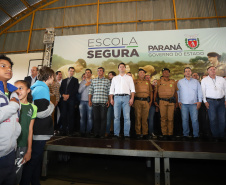 O governador Carlos Massa Ratinho Junior lançou nesta sexta-feira (17) o programa Escola Segura em Londrina, no Norte do Paraná. O colégio estadual Olympia Morais Tormenta, onde aconteceu a solenidade, e outras 17 escolas estaduais do município contam agora com policiais militares que atuarão diariamente para reforçar a segurança no período de aulas. Foto: Rodrigo Felix Leal/ANPr
