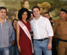 O governador Carlos Massa Ratinho Junior lançou nesta sexta-feira (17) o programa Escola Segura em Londrina, no Norte do Paraná. O colégio estadual Olympia Morais Tormenta, onde aconteceu a solenidade, e outras 17 escolas estaduais do município contam agora com policiais militares que atuarão diariamente para reforçar a segurança no período de aulas. Foto: Rodrigo Felix Leal/ANPr