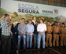 O governador Carlos Massa Ratinho Junior lançou nesta sexta-feira (17) o programa Escola Segura em Londrina, no Norte do Paraná. O colégio estadual Olympia Morais Tormenta, onde aconteceu a solenidade, e outras 17 escolas estaduais do município contam agora com policiais militares que atuarão diariamente para reforçar a segurança no período de aulas. Foto: Rodrigo Felix Leal/ANPr