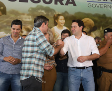 O governador Carlos Massa Ratinho Junior lançou nesta sexta-feira (17) o programa Escola Segura em Londrina, no Norte do Paraná. O colégio estadual Olympia Morais Tormenta, onde aconteceu a solenidade, e outras 17 escolas estaduais do município contam agora com policiais militares que atuarão diariamente para reforçar a segurança no período de aulas. Foto: Rodrigo Felix Leal/ANPr