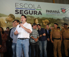 O governador Carlos Massa Ratinho Junior lançou nesta sexta-feira (17) o programa Escola Segura em Londrina, no Norte do Paraná. O colégio estadual Olympia Morais Tormenta, onde aconteceu a solenidade, e outras 17 escolas estaduais do município contam agora com policiais militares que atuarão diariamente para reforçar a segurança no período de aulas. Foto: Rodrigo Felix Leal/ANPr