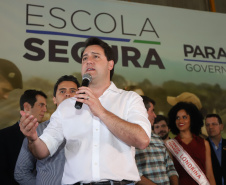 O governador Carlos Massa Ratinho Junior lançou nesta sexta-feira (17) o programa Escola Segura em Londrina, no Norte do Paraná. O colégio estadual Olympia Morais Tormenta, onde aconteceu a solenidade, e outras 17 escolas estaduais do município contam agora com policiais militares que atuarão diariamente para reforçar a segurança no período de aulas. Foto: Rodrigo Felix Leal/ANPr