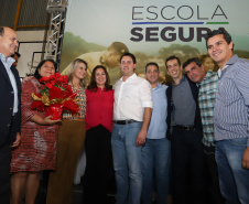 O governador Carlos Massa Ratinho Junior lançou nesta sexta-feira (17) o programa Escola Segura em Londrina, no Norte do Paraná. O colégio estadual Olympia Morais Tormenta, onde aconteceu a solenidade, e outras 17 escolas estaduais do município contam agora com policiais militares que atuarão diariamente para reforçar a segurança no período de aulas. Foto: Rodrigo Felix Leal/ANPr