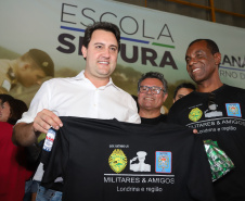 O governador Carlos Massa Ratinho Junior lançou nesta sexta-feira (17) o programa Escola Segura em Londrina, no Norte do Paraná. O colégio estadual Olympia Morais Tormenta, onde aconteceu a solenidade, e outras 17 escolas estaduais do município contam agora com policiais militares que atuarão diariamente para reforçar a segurança no período de aulas. Foto: Rodrigo Felix Leal/ANPr