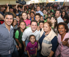 O governador Carlos Massa Ratinho Junior lançou nesta sexta-feira (17) o programa Escola Segura em Londrina, no Norte do Paraná. O colégio estadual Olympia Morais Tormenta, onde aconteceu a solenidade, e outras 17 escolas estaduais do município contam agora com policiais militares que atuarão diariamente para reforçar a segurança no período de aulas. Foto: Rodrigo Felix Leal/ANPr