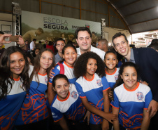 O governador Carlos Massa Ratinho Junior lançou nesta sexta-feira (17) o programa Escola Segura em Londrina, no Norte do Paraná. O colégio estadual Olympia Morais Tormenta, onde aconteceu a solenidade, e outras 17 escolas estaduais do município contam agora com policiais militares que atuarão diariamente para reforçar a segurança no período de aulas. Foto: Rodrigo Felix Leal/ANPr