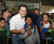 O governador Carlos Massa Ratinho Junior lançou nesta sexta-feira (17) o programa Escola Segura em Londrina, no Norte do Paraná. O colégio estadual Olympia Morais Tormenta, onde aconteceu a solenidade, e outras 17 escolas estaduais do município contam agora com policiais militares que atuarão diariamente para reforçar a segurança no período de aulas. Foto: Rodrigo Felix Leal/ANPr