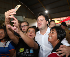 O governador Carlos Massa Ratinho Junior lançou nesta sexta-feira (17) o programa Escola Segura em Londrina, no Norte do Paraná. O colégio estadual Olympia Morais Tormenta, onde aconteceu a solenidade, e outras 17 escolas estaduais do município contam agora com policiais militares que atuarão diariamente para reforçar a segurança no período de aulas. Foto: Rodrigo Felix Leal/ANPr