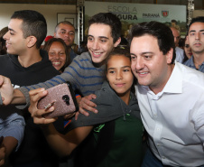 O governador Carlos Massa Ratinho Junior lançou nesta sexta-feira (17) o programa Escola Segura em Londrina, no Norte do Paraná. O colégio estadual Olympia Morais Tormenta, onde aconteceu a solenidade, e outras 17 escolas estaduais do município contam agora com policiais militares que atuarão diariamente para reforçar a segurança no período de aulas. Foto: Rodrigo Felix Leal/ANPr