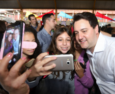 O governador Carlos Massa Ratinho Junior lançou nesta sexta-feira (17) o programa Escola Segura em Londrina, no Norte do Paraná. O colégio estadual Olympia Morais Tormenta, onde aconteceu a solenidade, e outras 17 escolas estaduais do município contam agora com policiais militares que atuarão diariamente para reforçar a segurança no período de aulas. Foto: Rodrigo Felix Leal/ANPr