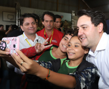O governador Carlos Massa Ratinho Junior lançou nesta sexta-feira (17) o programa Escola Segura em Londrina, no Norte do Paraná. O colégio estadual Olympia Morais Tormenta, onde aconteceu a solenidade, e outras 17 escolas estaduais do município contam agora com policiais militares que atuarão diariamente para reforçar a segurança no período de aulas. Foto: Rodrigo Felix Leal/ANPr