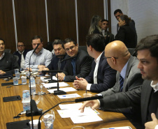 O governador Carlos Massa Ratinho Junior recebeu nesta segunda-feira (20), no Palácio Iguaçu, os prefeitos da região do extremo Noroeste do Paraná, municípios que integram o Consórcio Intermunicipal da APA Federal do Noroeste do Paraná (Comafen). Foto: Jaelson Lucas/ANPr