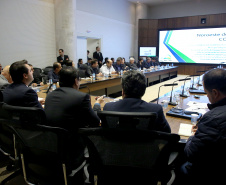 O governador Carlos Massa Ratinho Junior recebeu nesta segunda-feira (20), no Palácio Iguaçu, os prefeitos da região do extremo Noroeste do Paraná, municípios que integram o Consórcio Intermunicipal da APA Federal do Noroeste do Paraná (Comafen). Foto: Jaelson Lucas/ANPr