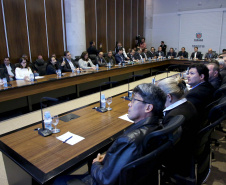 O governador Carlos Massa Ratinho Junior recebeu nesta segunda-feira (20), no Palácio Iguaçu, os prefeitos da região do extremo Noroeste do Paraná, municípios que integram o Consórcio Intermunicipal da APA Federal do Noroeste do Paraná (Comafen). Foto: Jaelson Lucas/ANPr
